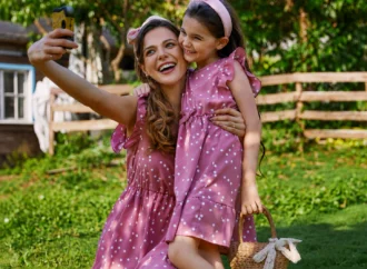 Best Matching Mother-Daughter Dresses for Family Photos and Special Memories