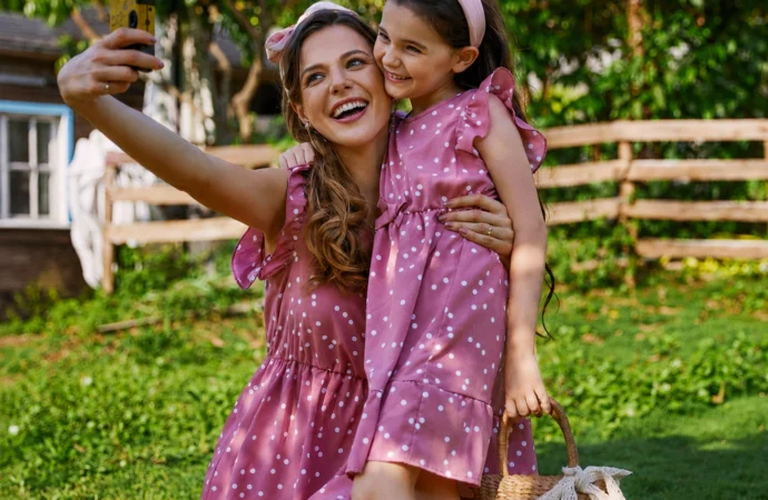 Best Matching Mother-Daughter Dresses for Family Photos and Special Memories